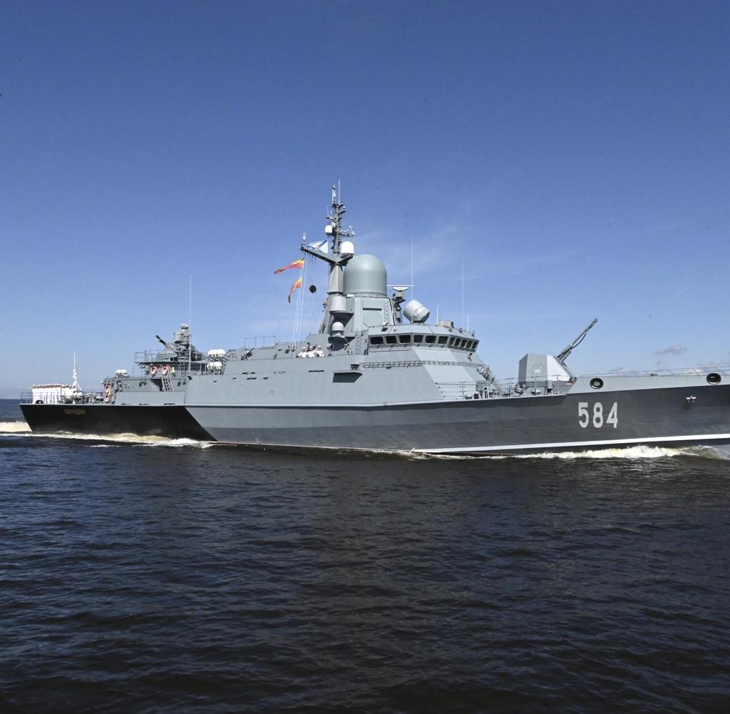 Eine russische Korvette der Karakut-Klasse im Golf von Finnland am 30. Juli 2023