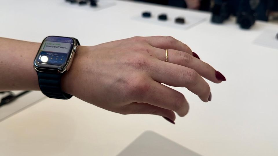 The most exciting innovation of the Apple Watch Series 9 (pictured) and Apple Watch Ultra 2: You can also control the watch with one hand with a double tap