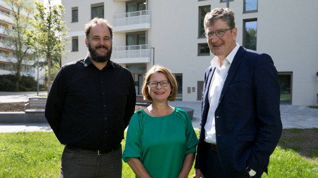 Augustinum Residential Foundation: Satisfied faces: architect Tobias Karlhuber, Christiane-Maria Rapp, director of the Augustinum Munich-Neufriedenheim, and Joachim Gengenbach, chairman of the board of the Augustinum Group.