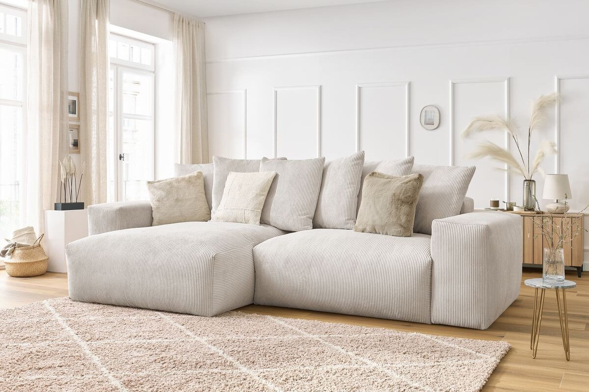 A Nude Color for a Bright Living Room 