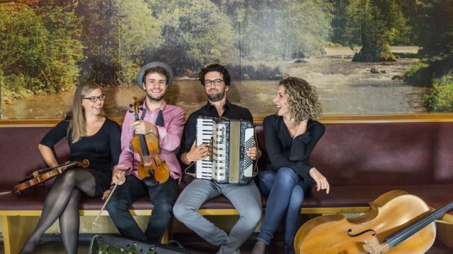 Open air on Odeonsplatz: The "Nouwell Cousins" can be experienced several times "Different kind": with a concert and five participatory jams.