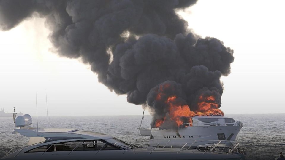 The luxurious yacht belonging to Spanish professional poker player Diego Gomez Gonzalez was completely burned out in just a few minutes off the Balearic island of Formentera on Saturday evening.