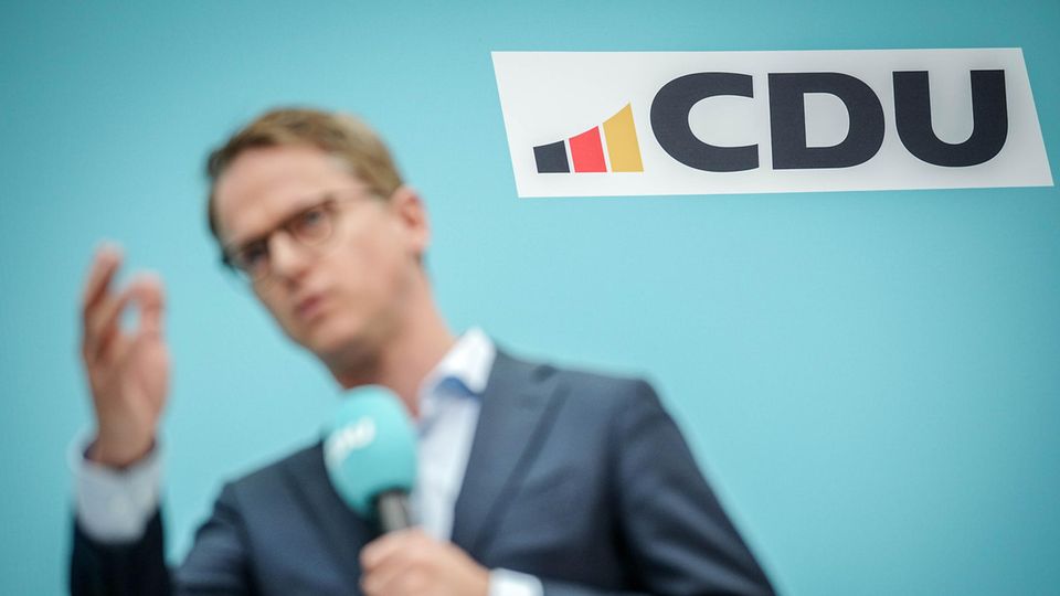 Carsten Linnemann presents the new CDU logo in the Konrad-Adenauer-Haus.
