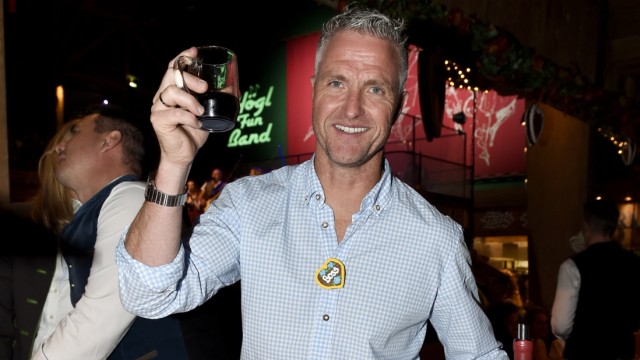 Celebrities at the Oktoberfest: According to Herzerl on the button placket "boss" in the wine tent: ex-racing driver and TV expert Ralf Schumacher.
