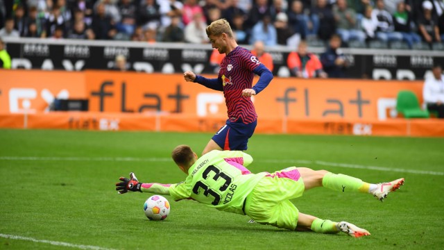 Bundesliga: Game-deciding scene: Shortly after being substituted, Timo Werner goes around Gladbach goalkeeper Nicolas and scores for Leipzig's away win.