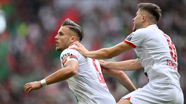 Bundesliga: Mainly responsible for the first win of the season: FCA striker Ermedin Demirovic (left) scores twice against Mainz.