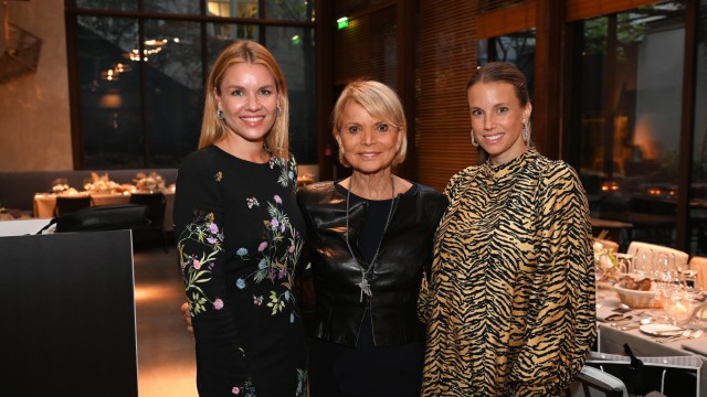 Women's dinner at the Bayerischer Hof: The hosts Janina Hell (left) and Felicitas Karrer from "Women 100" with Uschi Glas, who reported on her association Brotzeit.
