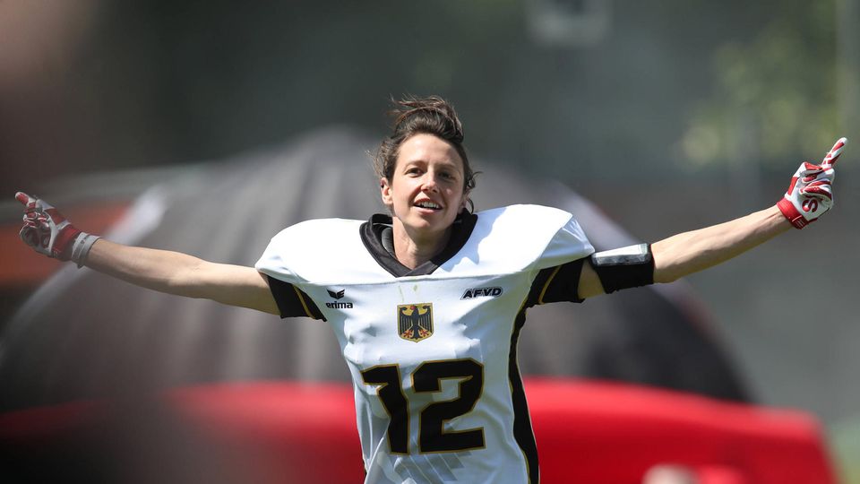Anja fahrer plays as a wide receiver for the Erlangen Rebels and the German national team (tackle and flag).  With the national team she won the bronze medal at the European Championships in 2015 and the European Championship silver medal in flag football in 2017.  The sports and Latin teacher previously played football for 25 years, including for SV 67 Weinberg in the second women's Bundesliga.  Since 2023, she has also been working as offensive coordinator on the coaching team of the newly formed U17 girls national flag football team. 