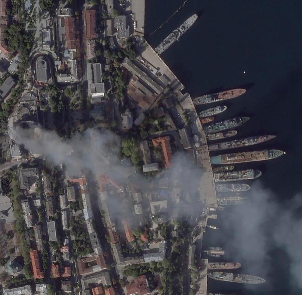 Dieses von Planet Labs PBC zur Verfügung gestellte Satellitenfoto zeigt Schäden am Hauptquartier der russischen Schwarzmeerflotte in Sewastopol