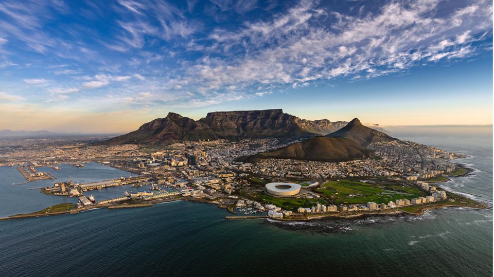 Famous panorama with mountain and sea: Cape Town, South Africa