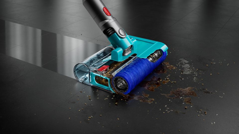 The wiping attachment of the Dyson V15s Detect Submarine in detail: The tank at the back moistens the roller, which pushes dirt and wastewater into a chamber in the middle