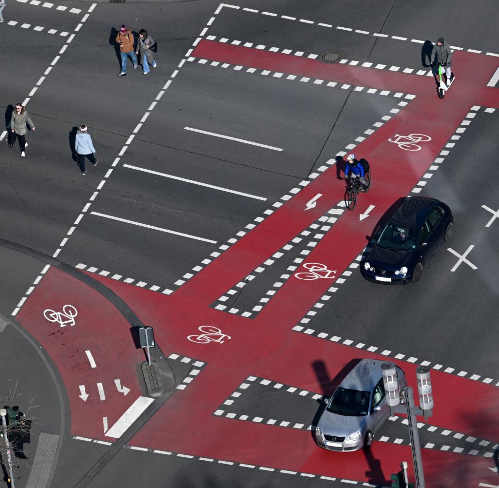 Distinctive in color: the red bicycle paths in the area around Oeder Weg in Frankfurt am Main