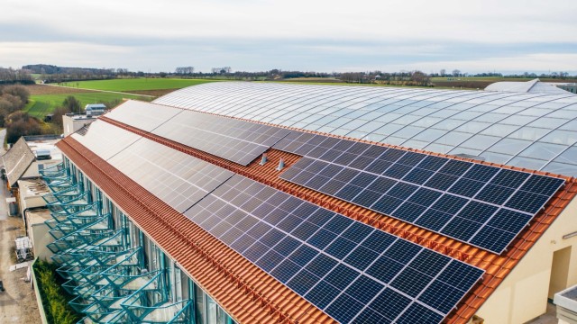 Therme Erding: The solar modules on the roof of the Hotel Victory can supply around 100 kilowatt hours of electricity when the sun is shining.