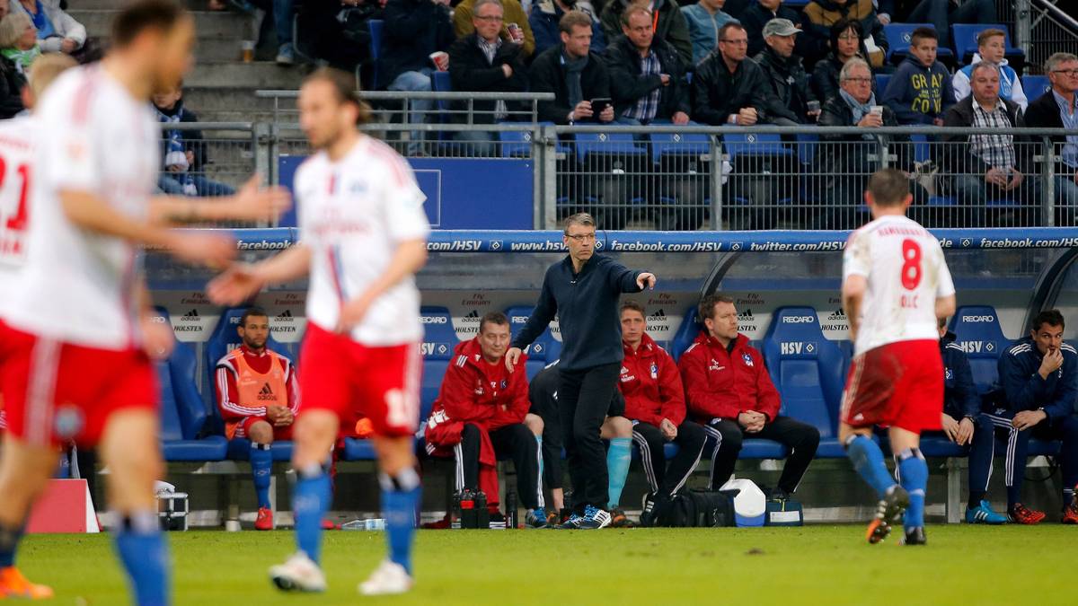 HSV interim coach Peter Knäbel lost 2-0 at home against VfL Wolfsburg in April 2015