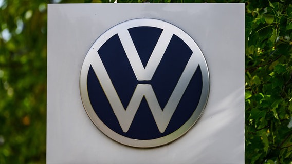 The Volkswagen logo can be seen in front of the Transparent VW Factory.  © picture alliance/dpa Photo: Robert Michael