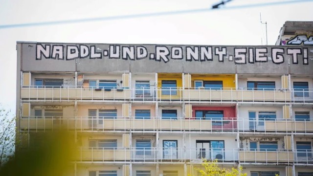 Favorites of the week: "Naddl and Ronny wins!"promised for a long time a graffito on the facade of a high-rise building in Dresden.