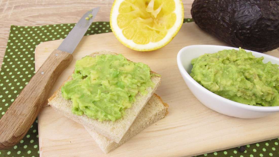 Bread with avocado and lemon
