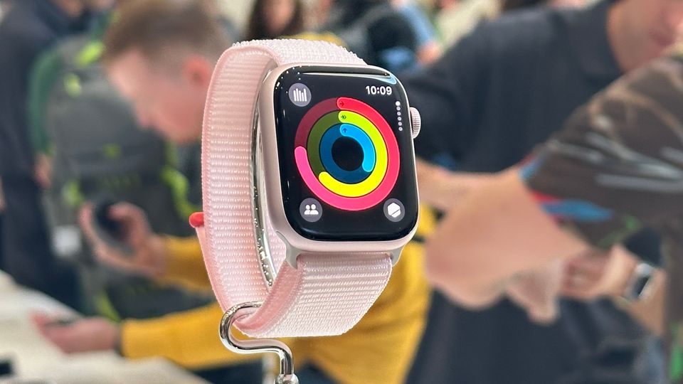 The Apple Watch Series 9 is now also available in a chic pink