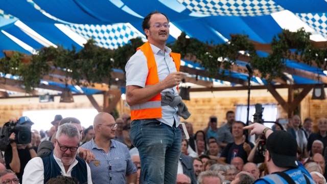 Gillamoos in Lower Bavaria: An activist of the "last generation" tried to disrupt Markus Söder's speech at the Gillamoos folk festival in Lower Bavaria.