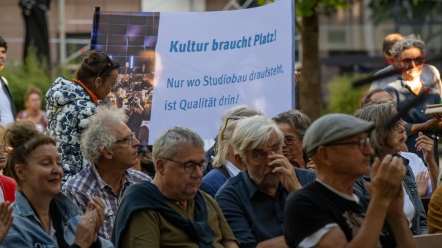 Bavarian Radio broadcasting center: "Culture needs space": This slogan can be read at a rally for the preservation of the BR studio building in Munich.