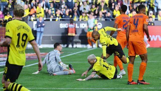 Bundesliga: A stumble without consequences: Marco Reus (bottom middle) is only briefly on the ground after his goal against Wolfsburg, BVB wins.
