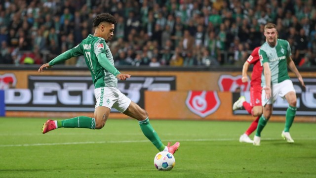 Werder Bremen: "Points help in every situation": Justin Njinmah on his winning goal.