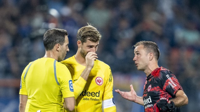 4th matchday of the Bundesliga: Discussions: Frankfurt goalkeeper Kevin Trapp and Mario Götze in conversation - Eintracht missed the win against Bochum.