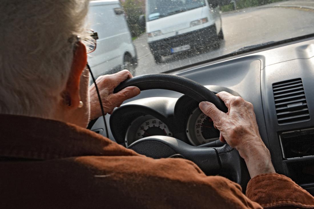 A lot could change in the future with regard to driving licenses, especially for seniors.  (symbol image)