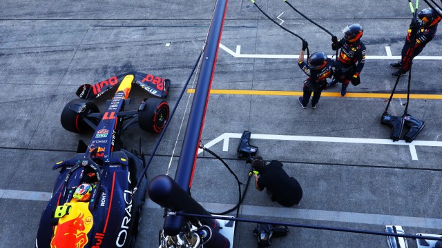 Formula 1 in Suzuka: But out of the Red Bull garage again: Sergio Pérez had actually already finished the race, but returned to the track to serve his penalty.
