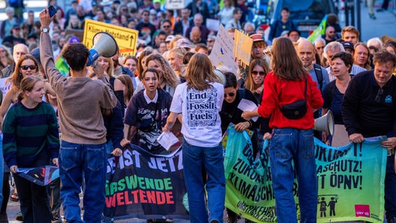 Schwerin: Participants in a demonstration by the climate protection movement Fridays for Future march through the city center.  © dpa Photo: Jens Büttner