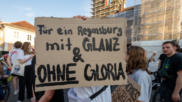 Gloria von Thurn und Taxis: Demonstrators clearly express their displeasure with Ms Thurn und Taxis.