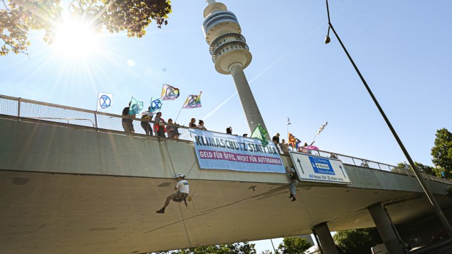 Protest against the IAA Mobility: near the BMW world, members of roped down on Monday afternoon "Extinction Rebellion" above the Georg-Brauchle-Ring.
