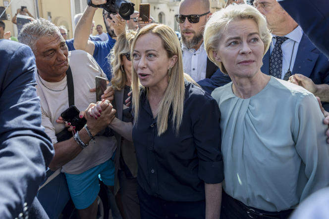 Ursula von der Leyen, President of the European Commission (right), and Giorgia Meloni, President of the Italian Council (center), on the island of Lampedusa (Italy), September 17, 2023.