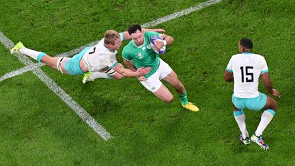 Irishman Hugo Keenan tries to force his way through the defense of South Africa, September 23, 2023, in the World Cup, at the Stade de France.  (MIGUEL MEDINA / AFP)