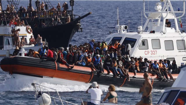 Boat refugees: 10,000 boat migrants arrived on the Sicilian island of Lampedusa within a week.