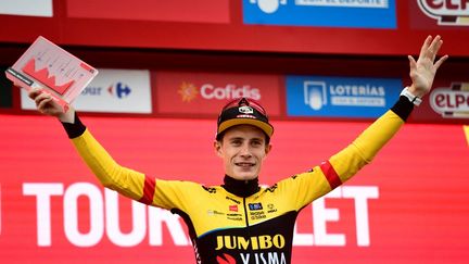 Jonas Vingegaard on the podium of the Vuelta after his victory on the 13th stage, at the top of the Col du Tourmalet.  (ANDER GILLENEA / AFP)