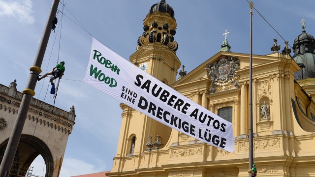 Klima- und IAA-Proteste in München: Die beiden Kletterer spannen ein Banner auf.