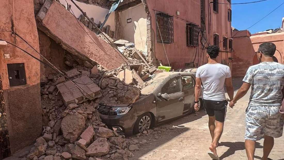Trümmer liegen nach einem schweren Erdbeben in Marokko auf einer Straße. Die Naturkatastrophe forderte mind. 1000 Todesopfer (Stand: 9. September).