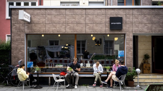 Gangundgäbe: The café is located in a low-rise building on Kapuzinerstrasse.
