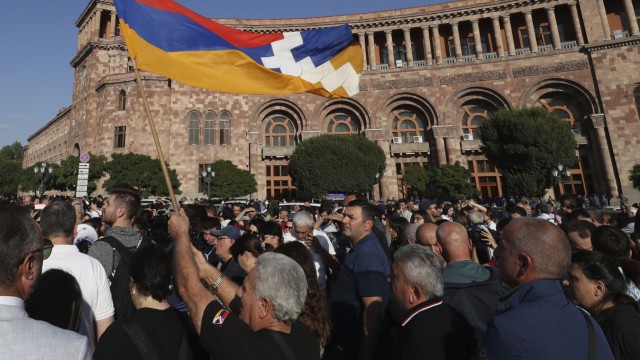 Nagorno-Karabakh conflict: People gathered in front of the government building in Yerevan to protest against Armenia's Prime Minister Pashinyan.
