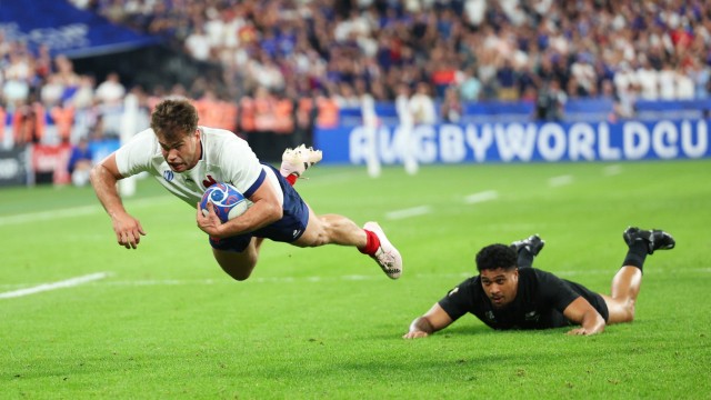 Rugby World Cup: Flight into the tournament: Frenchman Damian Penaud carries the ball over the line, New Zealand barely gets up after the try.