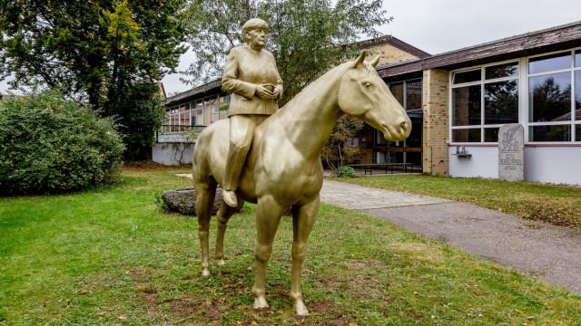 Work of art with symbolic power: Like a bronze sculpture, but made of lightweight concrete on the inside: the equestrian statue of Angela Merkel on the day of its unveiling by artist Wilhelm Koch on October 8, 2021 in front of the Tempel Museum in Etsdorf.