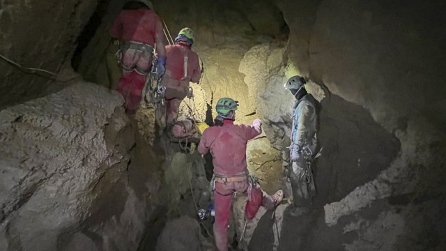 Turkey: The rescuers slowly had to work their way up with the stretcher with the patient; over the course of Monday it became apparent that the rescue would be successful.
