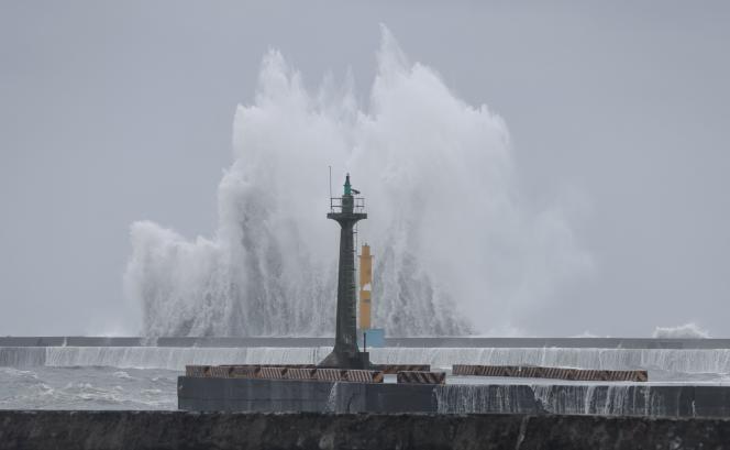 Massive waves in Yilan (Taiwan) during Typhoon Haikui, September 3, 2023.