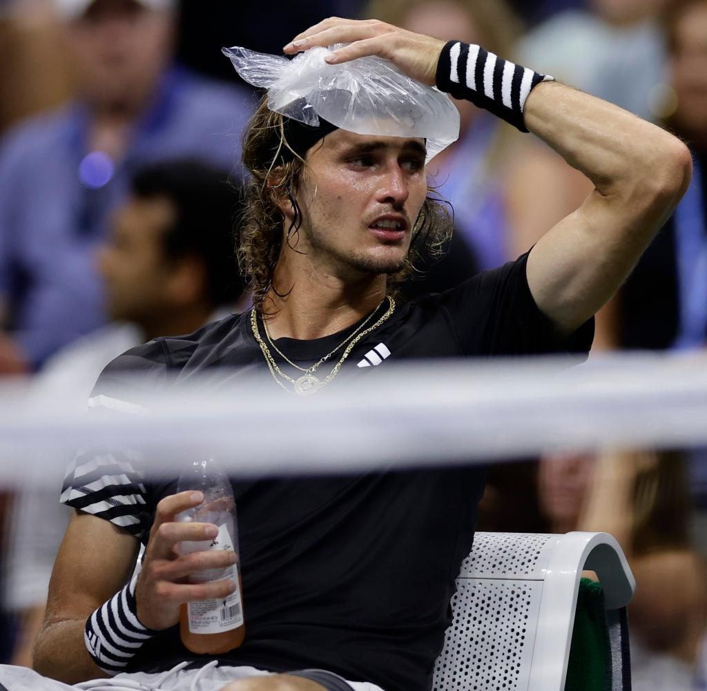 Cooling down urgently needed: Zverev in the fourth set of this epic match