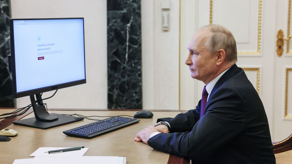 Diktator am Schreibtisch. Das Bild wurde über russische Staatsmedien vom Kreml zur Verfügung gestellt.