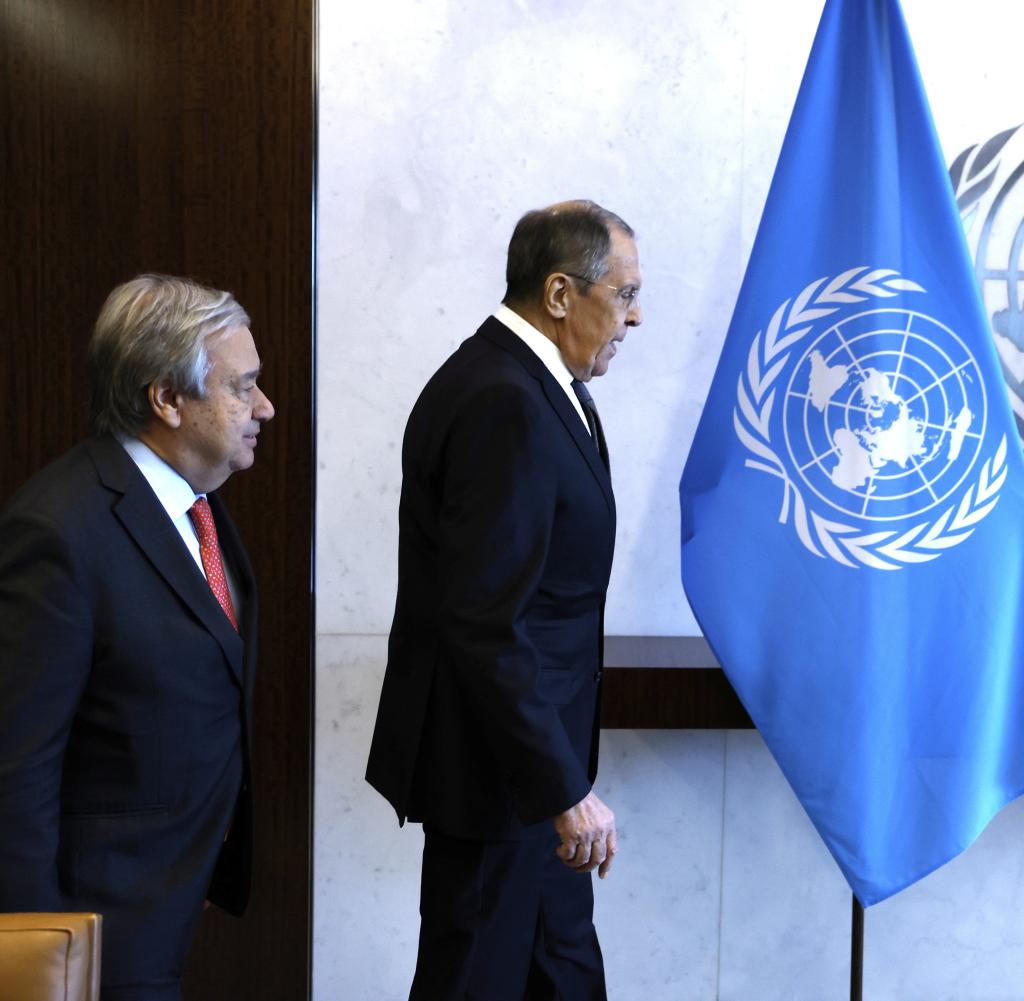 Der russische Außenminister Sergej Lawrow (r.) trifft UN-Generalsekretär Antonio Guterres (l.) im April 2023
