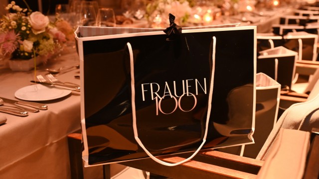 Women's dinner at the Bayerischer Hof: In the goodie bag, networkers present the range of their entrepreneurial activities with a selection of products.