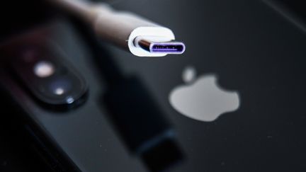A USB-C charger socket for an iPhone (illustrative photo).  (JAKUB PORZYCKI / NURPHOTO / AFP)