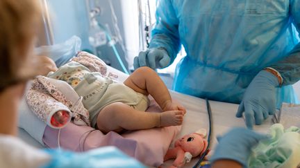 A baby suffering from bronchiolitis, on June 7, 2023, in the pediatric emergency room of Bry-Sur-Marne hospital (Val-de-Marne).  (ALINE MORCILLO / HANS LUCAS / AFP)
